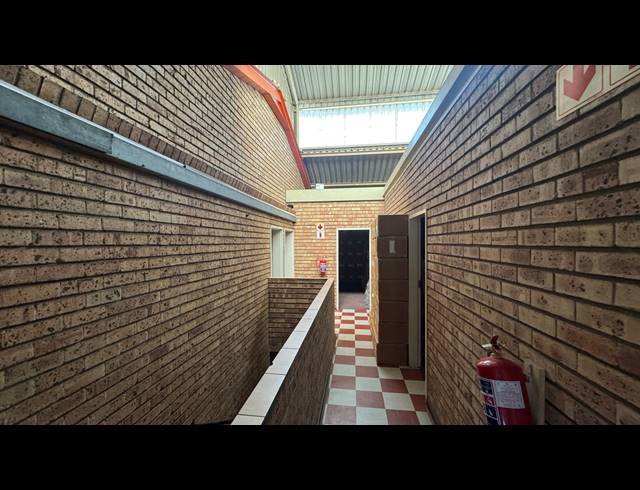 765M² WAREHOUSE TO LET IN KRAMERVILLE